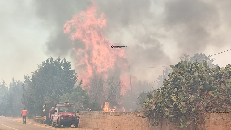 Fiamme nel Parco di Ugento, il rogo minaccia un resort distrutto dal fuoco nel 2023: arrivano i Canadair - Corriere Salentino