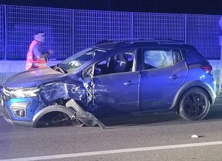 Schianto tra due auto sulla 274, coinvolte due coppie: mezzi distrutti e due feriti