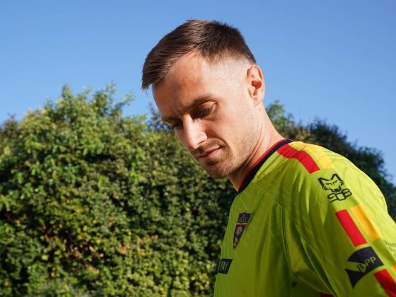 Il Lecce svela le nuove maglie con un cortometraggio: "La nostra maglia profuma di Salento" - Corriere Salentino