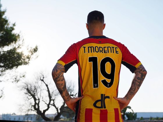 Il Lecce svela le nuove maglie con un cortometraggio: "La nostra maglia profuma di Salento" - Corriere Salentino