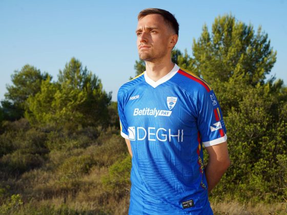 Il Lecce svela le nuove maglie con un cortometraggio: "La nostra maglia profuma di Salento" - Corriere Salentino