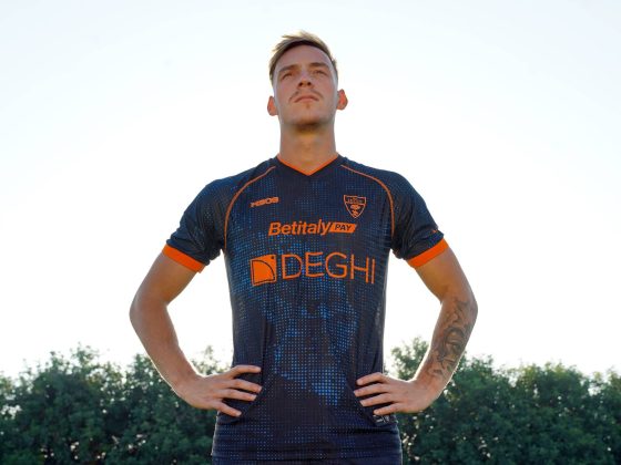 Il Lecce svela le nuove maglie con un cortometraggio: "La nostra maglia profuma di Salento" - Corriere Salentino