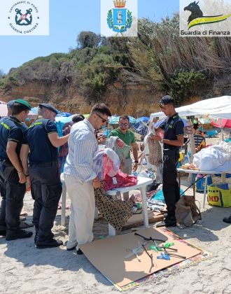 Ambulanti in spiaggia: sequestrati oltre 3000 articoli di fabbricazione cinese a Otranto. Multe per 12mila euro - Corriere Salentino