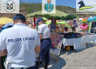 Ambulanti in spiaggia: sequestrati oltre 3000 articoli di fabbricazione cinese a Otranto. Multe per 12mila euro
