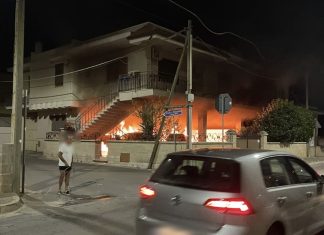Notte di fuoco nel Basso Salento, due auto in fiamme. Si indaga sulle cause