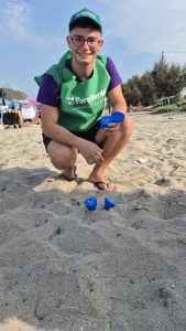 I mozziconi di sigarette avvelenano le spiagge e il mare: Fare Verde regala i posacenere nelle marine di Melendugno - Corriere Salentino