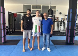 Kickboxing neretina premiata in azzurro
