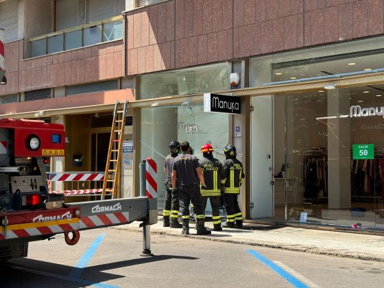 Con l'auto si schianta contro la vetrina di un negozio: istanti di paura in centro città - Corriere Salentino