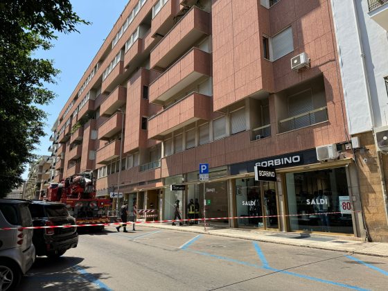 Con l'auto si schianta contro la vetrina di un negozio: istanti di paura in centro città - Corriere Salentino