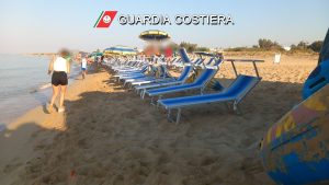 Pescatore di frodo sorpreso dalle telecamere, spiaggia libera occupata abusivamente: sequestri, multe e denunce - Corriere Salentino