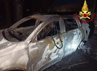 Paura nella notte, tre auto a fuoco nel parcheggio della struttura ricettiva: mezzi distrutti