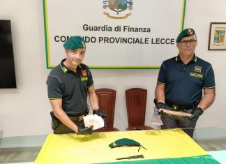 In vacanza nel Salento con soldi falsi e armi bianche: nei guai due turisti campani