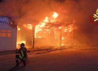 Fiamme sul litorale, incendio rade al suolo un ristorante: struttura completamente distrutta