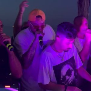 Guè al Cala Marin di Torre dell’Orso si gode la spiaggia e poi duetta con I Sud Sound System al tramonto - Corriere Salentino