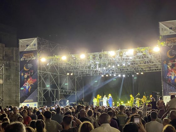 Festa di Sant’Oronzo, il tratto di tangenziale vicino allo stadio occupato da centinaia di auto. Al Bano fa gli auguri alla sindaca per i suoi 81 anni - Corriere Salentino