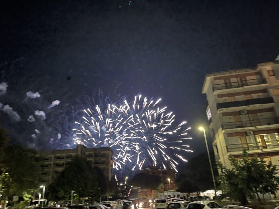 Festa di Sant’Oronzo, il tratto di tangenziale vicino allo stadio occupato da centinaia di auto. Al Bano fa gli auguri alla sindaca per i suoi 81 anni - Corriere Salentino