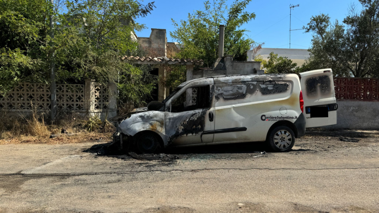 Fiamme nella marina, distrutti dal fuoco tre mezzi di una famiglia: si sospetta l'atto doloso - Corriere Salentino