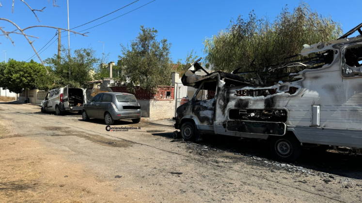 Fiamme nella marina, distrutti dal fuoco tre mezzi di una famiglia: si sospetta l'atto doloso - Corriere Salentino