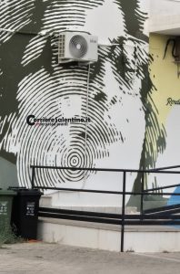 Murales dedicato a Renata Fonte sfregiato da un condizionatore. Un'intera comunità in rivolta - Corriere Salentino