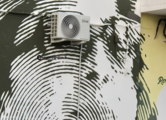 Murales dedicato a Renata Fonte sfregiato da un condizionatore. Un’intera comunità in rivolta