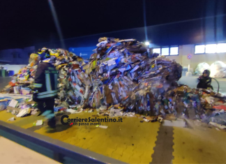 Le fiamme avvolgono il compattatore del supermercato. Tempestivo l’intervento dei Vigili del Fuoco