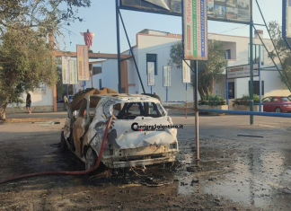Auto prende fuoco a pochi metri dalla casa di cura. Tempestivo l’intervento dei Vigili del Fuoco