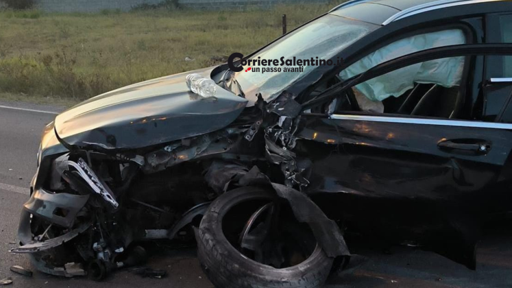 Schianto tra auto e ambulanza diretta verso un intervento: ferita soccorritrice, contusi i conducenti - Corriere Salentino