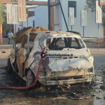 Auto prende fuoco a pochi metri dalla casa di cura. Tempestivo l’intervento dei Vigili del Fuoco - Corriere Salentino