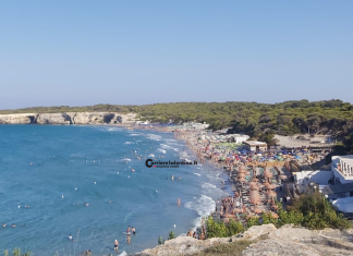 Si tuffa nonostante il mare agitato e non riesce a tornare a riva. Paura per un bagnante a Torre dell’Orso