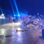 Le fiamme avvolgono il compattatore del supermercato. Tempestivo l’intervento dei Vigili del Fuoco - Corriere Salentino