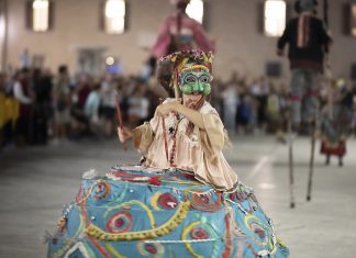 Bande a Sud. A Trepuzzi va in scena “Fiesta” del Teatro Due Mondi, lo spettacolo che da oltre 30 anni trasforma le strade in una festa