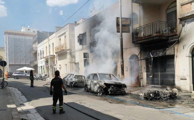 Prima l'incidente poi l'incendio: distrutte due auto e uno scooter. Danni anche ad un'abitazione - Corriere Salentino