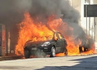 Prima l’incidente poi l’incendio: distrutte due auto e uno scooter. Danni anche ad un’abitazione