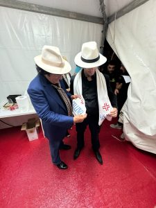 Le immagini dello “storico incontro” tra Al Bano e il suo sosia dei “Lesionati”. Il siparietto dopo gli auguri alla sindaca - Corriere Salentino