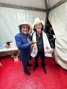 Le immagini dello “storico incontro” tra Al Bano e il suo sosia dei “Lesionati”. Il siparietto dopo gli auguri alla sindaca - Corriere Salentino