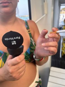 I mozziconi di sigarette avvelenano le spiagge e il mare: Fare Verde regala i posacenere nelle marine di Melendugno - Corriere Salentino