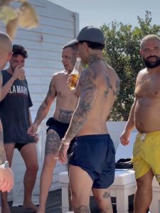 Il rapper Tony Effe, protagonista del tormentone “Sesso e samba”, al Cala Marin fa “impazzire” Torre dell’Orso. Anche Guè ama “Le Due Sorelle” - Corriere Salentino