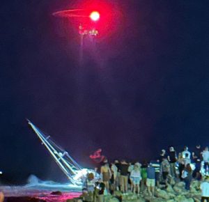 Intrappolati nella barca incagliata, due diportisti salvati con l'elicottero - Corriere Salentino