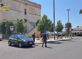 Controlli su navette e taxi nei centri turistici del Salento, nei guai finiscono 17 abusivi