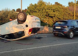 Schianto all’ingresso del centro abitato: una delle auto si ribalta. Due i feriti