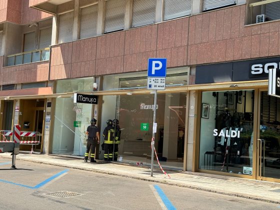 Con l'auto si schianta contro la vetrina di un negozio: istanti di paura in centro città - Corriere Salentino