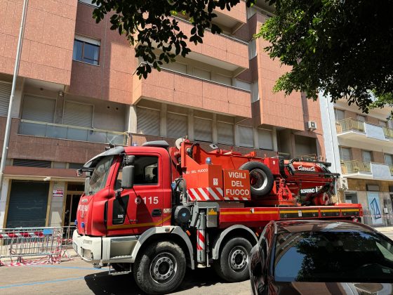 Con l'auto si schianta contro la vetrina di un negozio: istanti di paura in centro città - Corriere Salentino