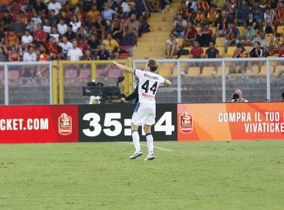 Debutto amaro al Via del Mare: il Lecce parte bene, ma poi l’Atalanta lo travolge con un poker - Corriere Salentino