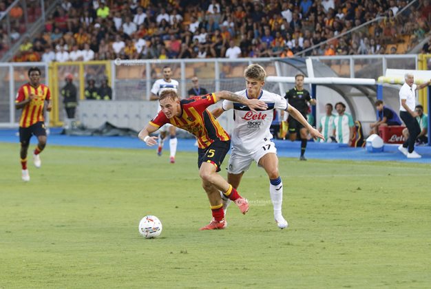 Debutto amaro al Via del Mare: il Lecce parte bene, ma poi l’Atalanta lo travolge con un poker - Corriere Salentino