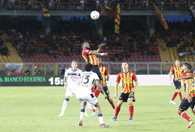 Debutto amaro al Via del Mare: il Lecce parte bene, ma poi l’Atalanta lo travolge con un poker - Corriere Salentino
