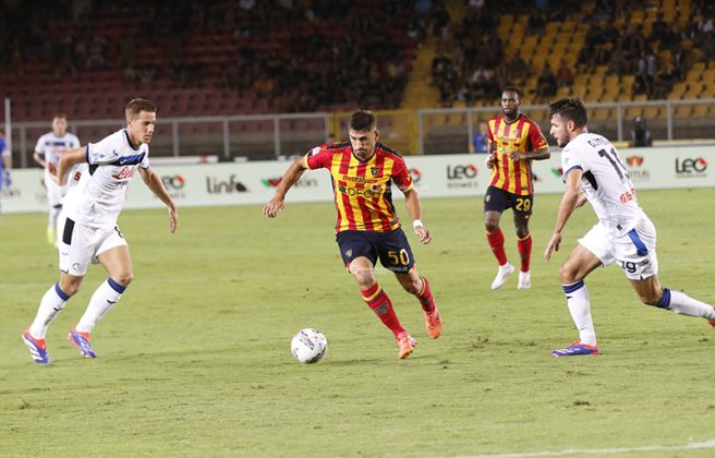 Debutto amaro al Via del Mare: il Lecce parte bene, ma poi l’Atalanta lo travolge con un poker - Corriere Salentino