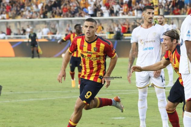Il Lecce in 10 difende il gol di Krstovic e regala la prima gioia ai tifosi - Corriere Salentino
