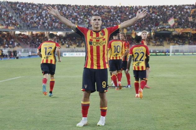Il Lecce in 10 difende il gol di Krstovic e regala la prima gioia ai tifosi - Corriere Salentino