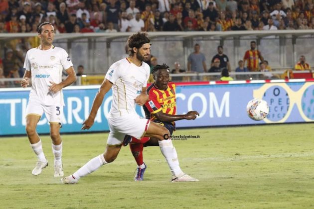 Il Lecce in 10 difende il gol di Krstovic e regala la prima gioia ai tifosi - Corriere Salentino