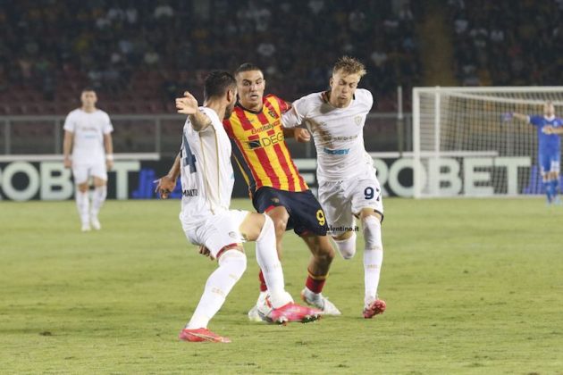 Il Lecce in 10 difende il gol di Krstovic e regala la prima gioia ai tifosi - Corriere Salentino